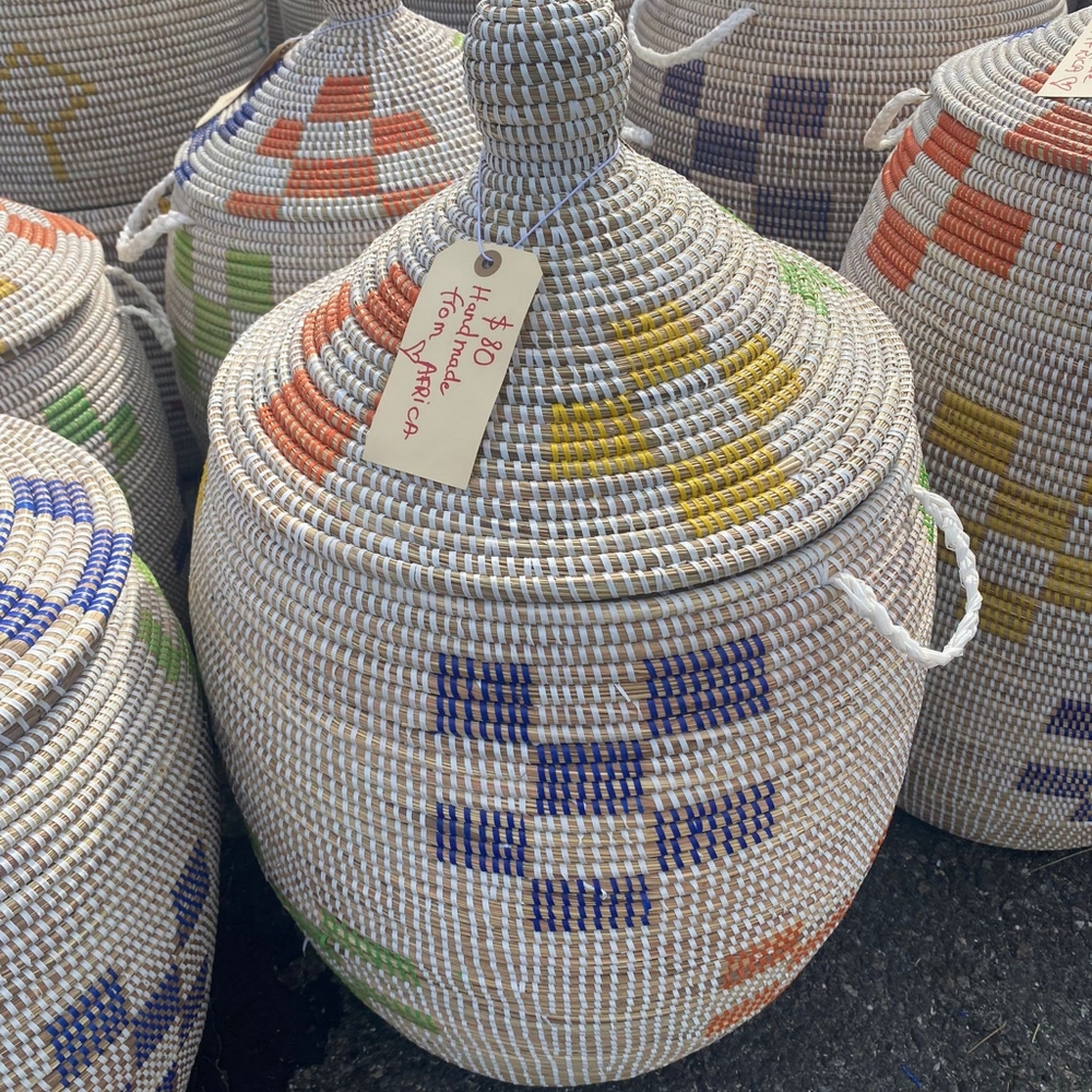 I'm selling hand made basket 🧺. Nice one to accodable your laundry, ECT.
